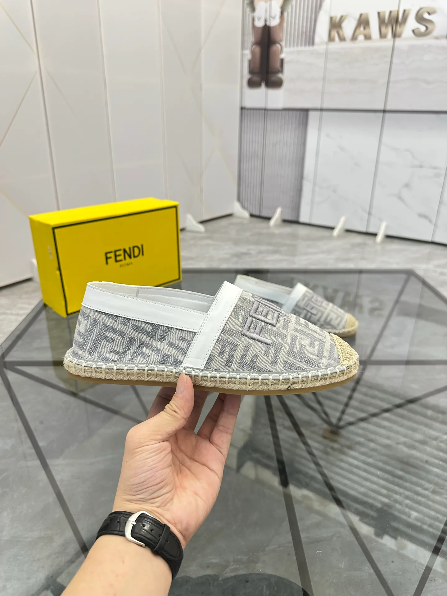 Selling men's shoes 💰: 💰P420¥ Product trademark: Fendi* "Fendi*" low-top fisherman's shoes Regular size: 38-44 (can be customized to 37.45) Product materials: upper imported cowhide stitched with original fabric, sheepskin lining, original outsole. Number: 1023